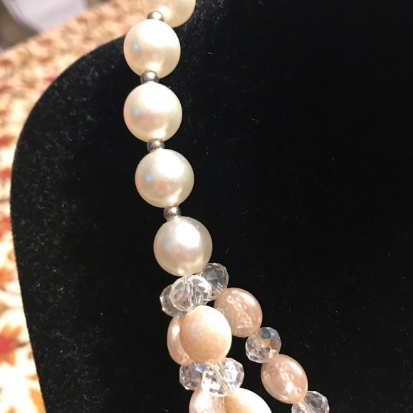 👑 Fashion Textured Pearl and Crystal Necklace 👑 - Picture 3 of 4